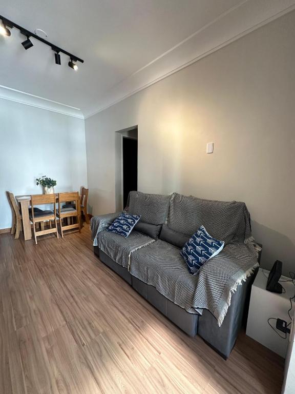 a living room with a couch and a table at Apê do Viajante in Vila Velha