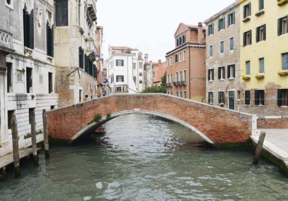 un puente sobre un río en una ciudad en Apartment 2, en Venecia