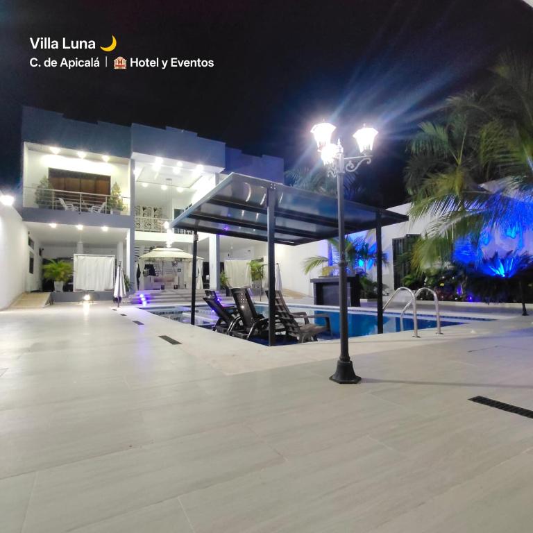 a street light in front of a building at night at Villa Luna Hotel-Eventos in Carmen de Apicalá