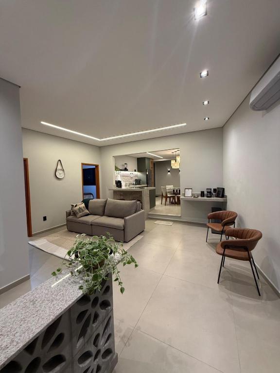 a large living room with a couch and chairs at Hospedaria da Estação in Espirito Santo Do Pinhal
