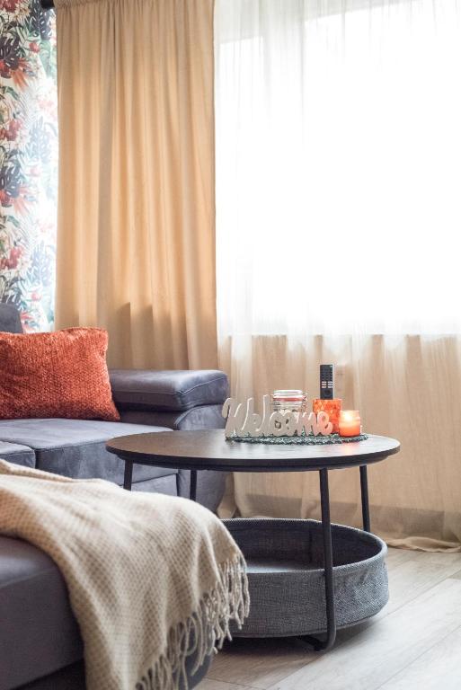 a living room with a table and a couch at modernes Apartment bei Schlosspark Nymphenburg, Top Verkehrsanbindungen, free parking, perfekt für Business- City-Trips und Events in Munich