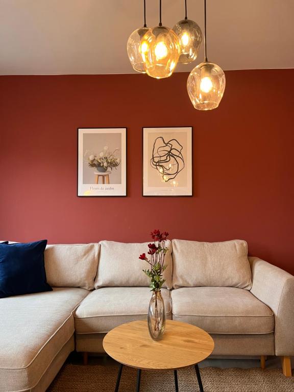 a living room with a couch and a table at Neues 3-Zimmer-City-Apartment in Bielefeld mit Espresso, Arbeitsplatz und Parkplatz in Bielefeld