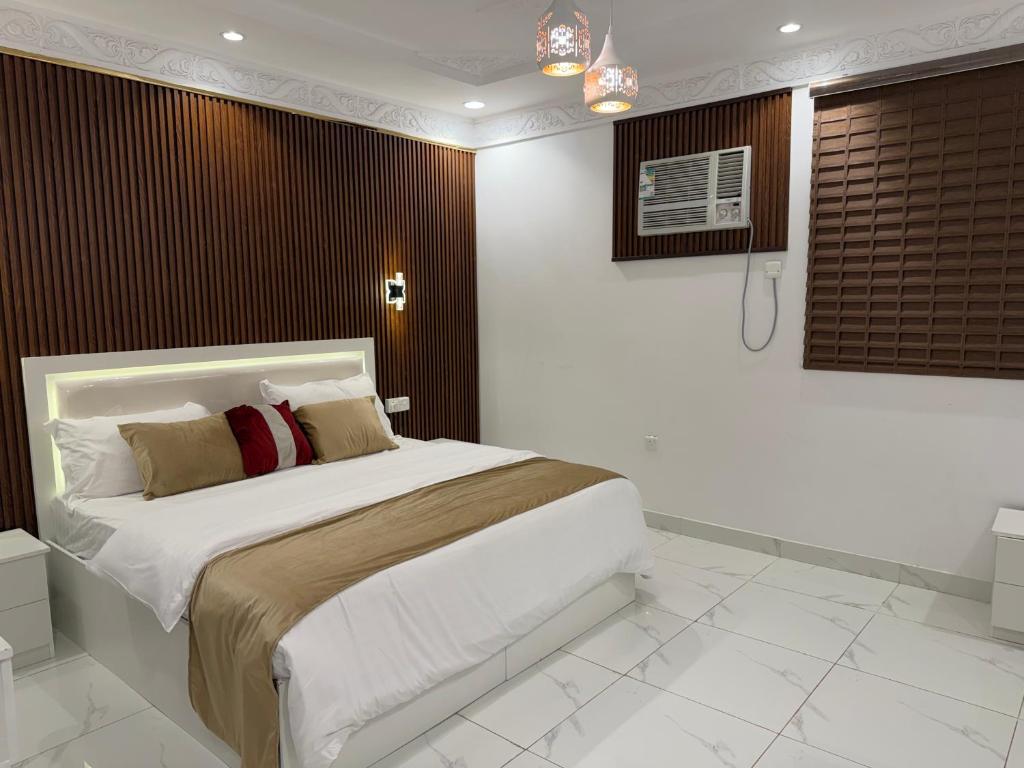 a bedroom with a large bed in a room at النبلاء الماسي in Medina