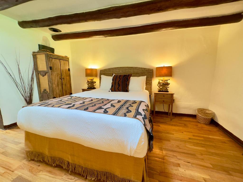 Old Taos Guesthouse B&B - Queen Room