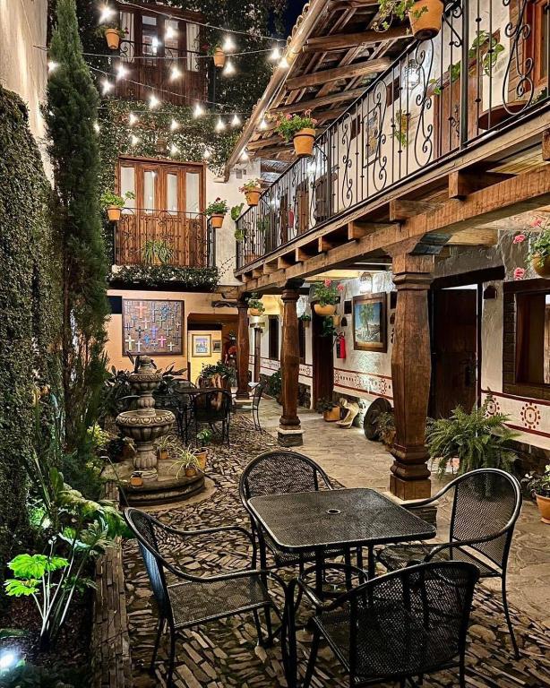a patio with tables and chairs in a building at Hotel Mi Pueblito Tapalpa in Tapalpa