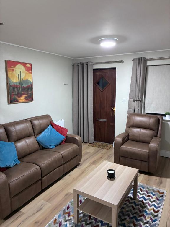 a living room with a couch and a table at Deelview in Eas Géitine