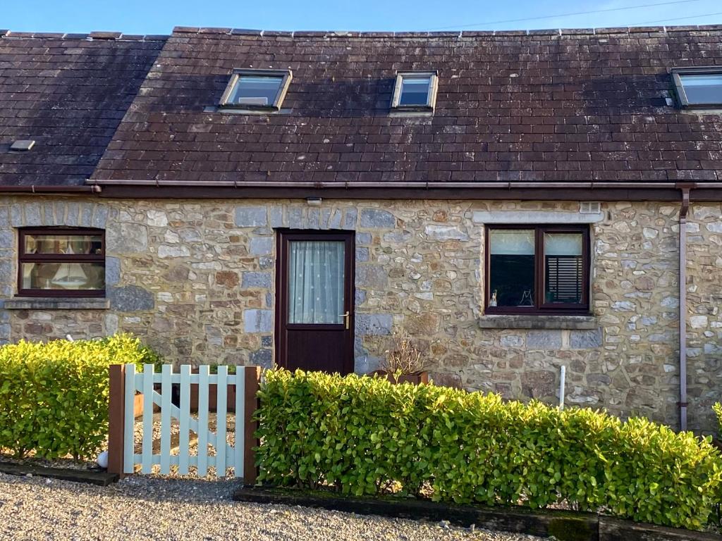 a stone house with a white fence in front of it at Keepers in Marros