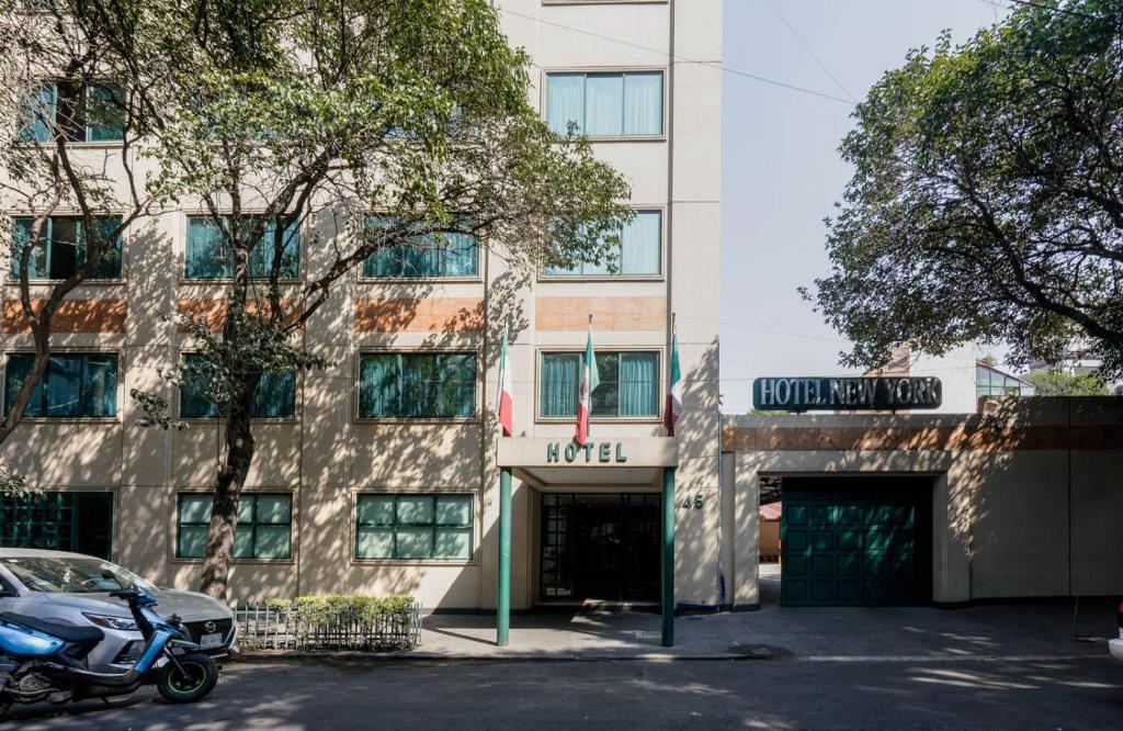a motorcycle parked in front of a building at Hotel New York Ciudad de Mexico in Mexico City