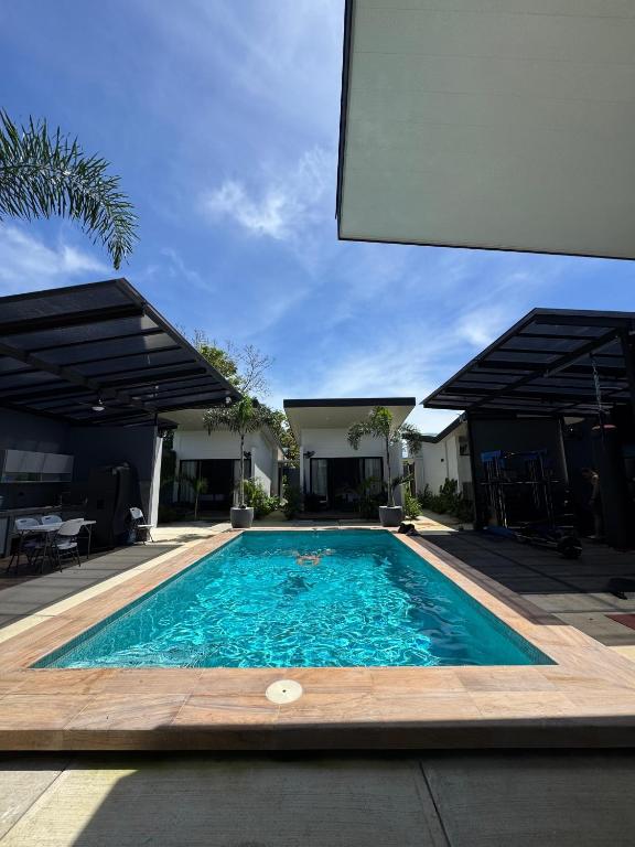 a swimming pool in the middle of a house at El Jardín de Martín in Puerto Jiménez