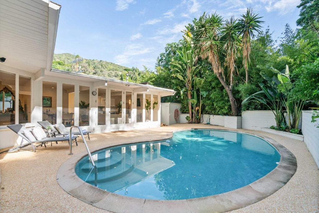 Beverly Hills Canyon Estate by Colby & Conrad, Los Angeles ...