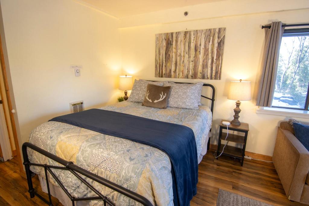 a bedroom with a bed and two lamps and a window at Inside Yosemite Park-Cozy Corner Unit-Sleeps 2 in Yosemite West