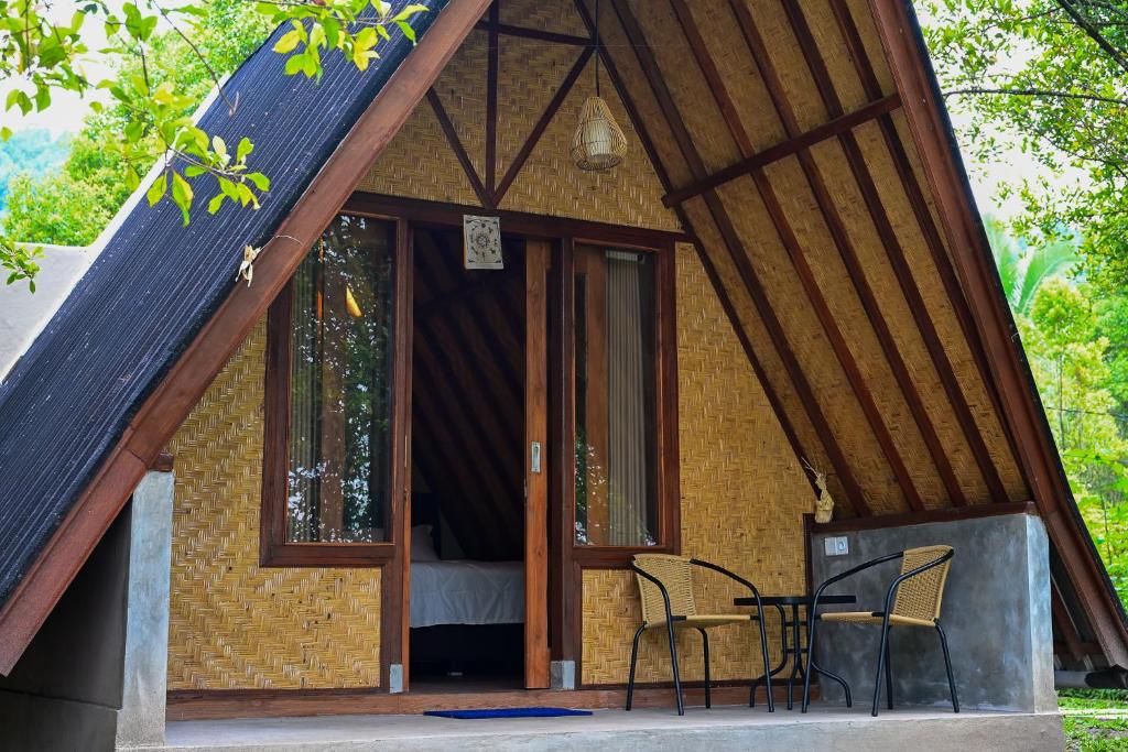 a small house with a table and chairs in it at Livin didesa in Munduk