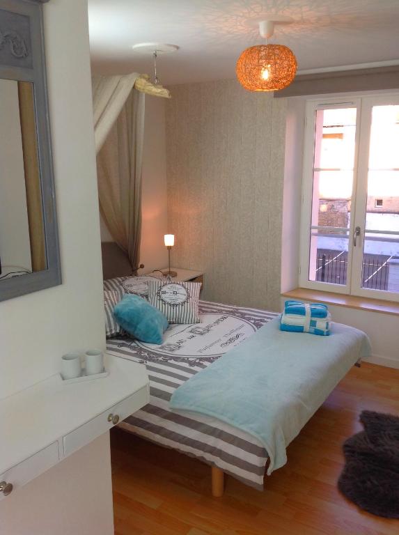une petite chambre avec un lit et une fenêtre dans l'établissement Appartement sur 3 niveaux centre ville CAEN, à Caen