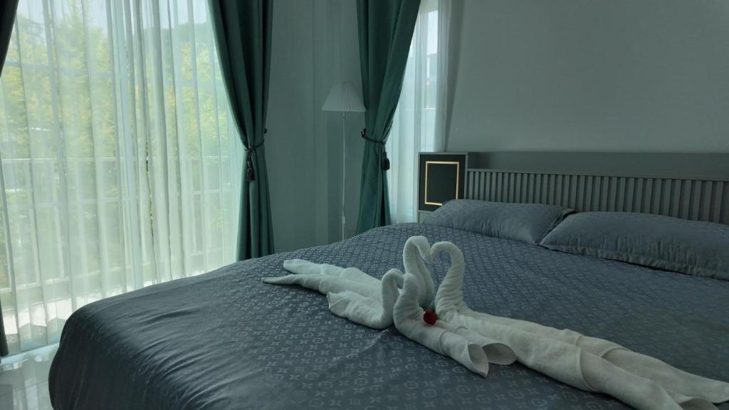 a towel animal is laying on a bed at บ้านมั่งมี ขอนแก่น in Ban Si Than