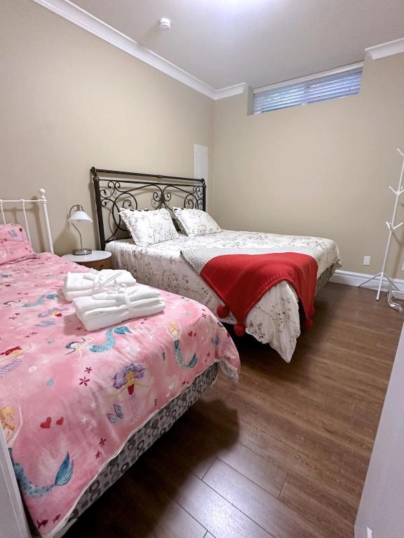 two beds sitting next to each other in a bedroom at Moon rooms in Vancouver