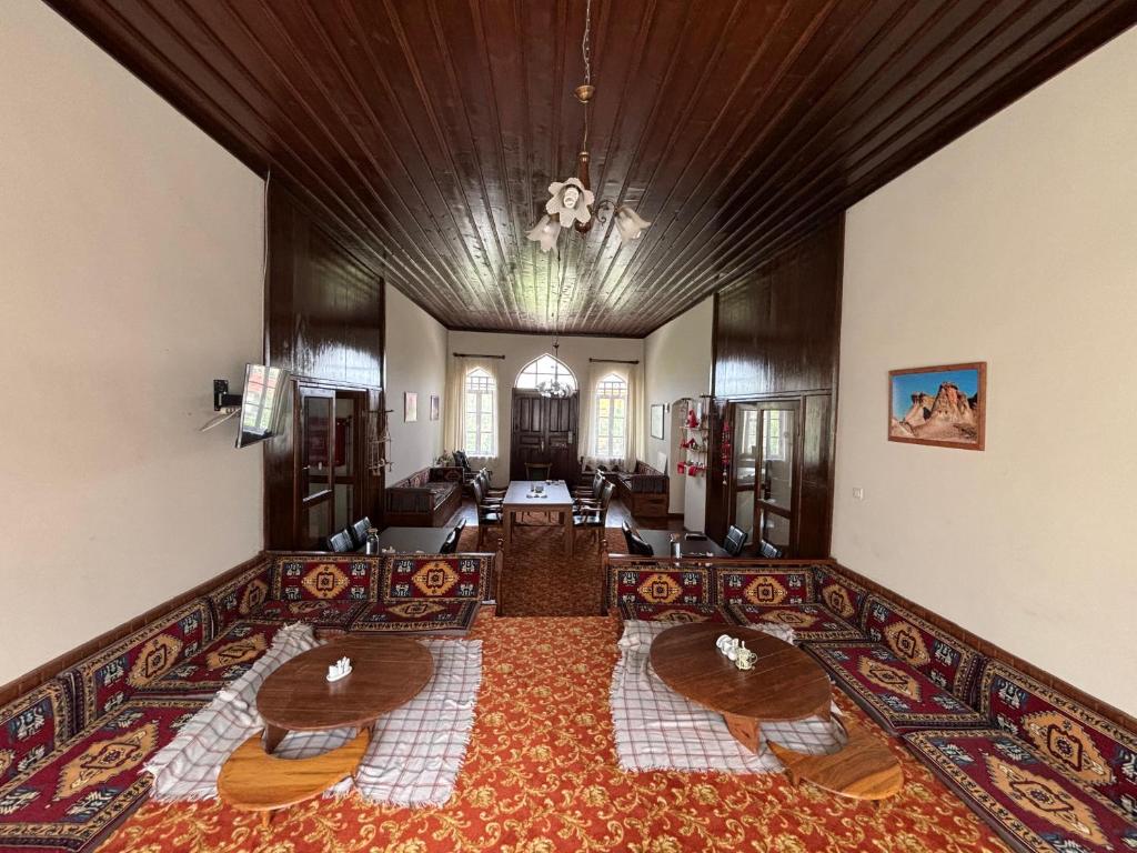 an overhead view of a living room with wooden ceilings at Frig Evi in Sabuncu