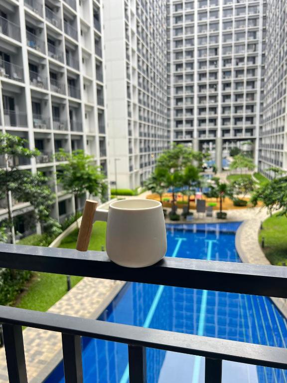 a room with a view of a pool and buildings at Cozy Vibes near MOA & NAIA AIRPORT with NETFLIX,MINIVIDEOKE,BOARDGAMES-DUXE3 in Manila
