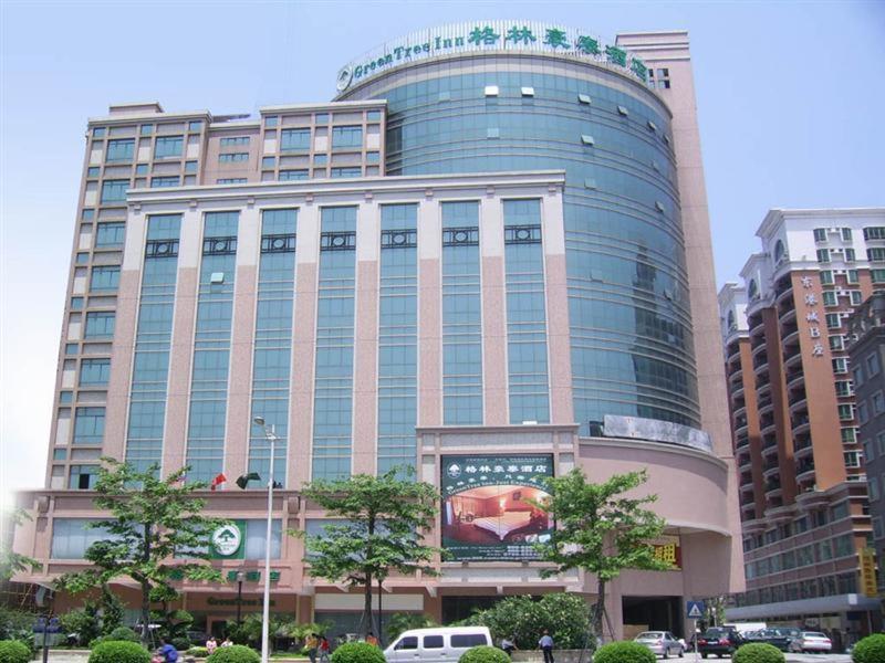 un gran edificio con un cartel en la parte delantera en GreenTree Inn Dongguan Houjie Business Hotel, en Dongguan