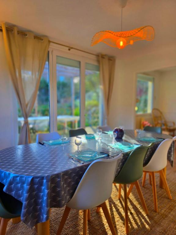 a dining room table with chairs and a blue table cloth at Camembert & Crustacés in Veulettes-sur-Mer