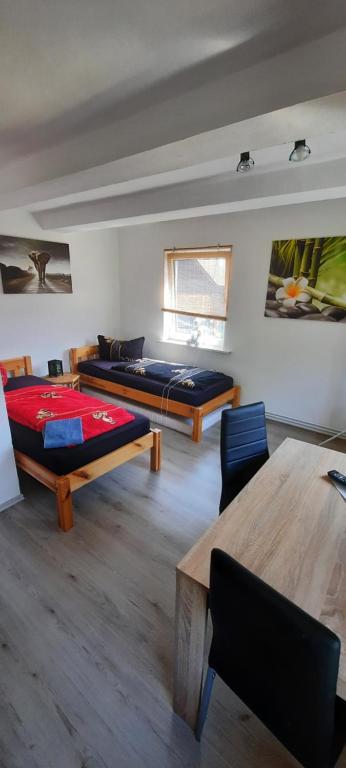 a living room with two beds and a table at Ferienwohnung Barfelde in Dötzum