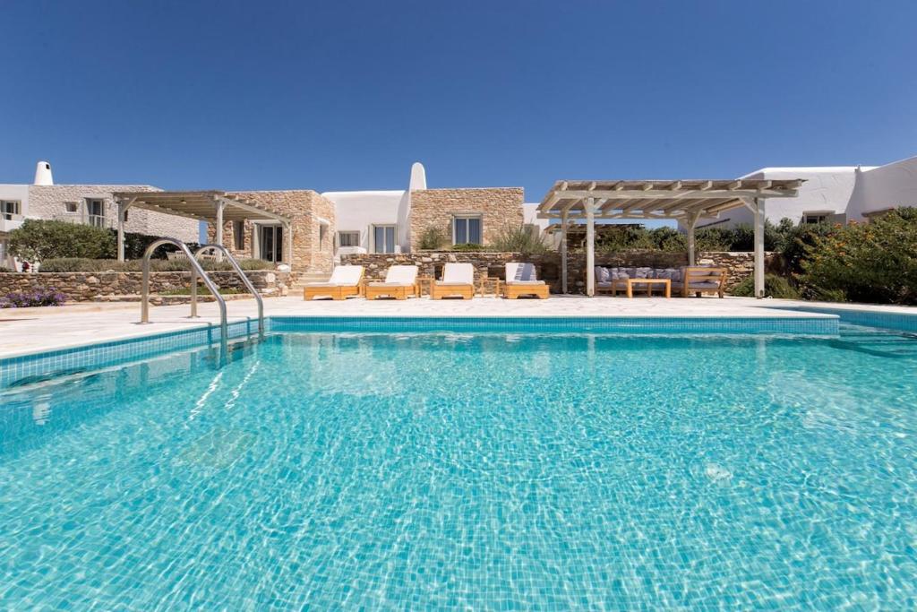 duży basen w willi w obiekcie Villa Anne w mieście Paros