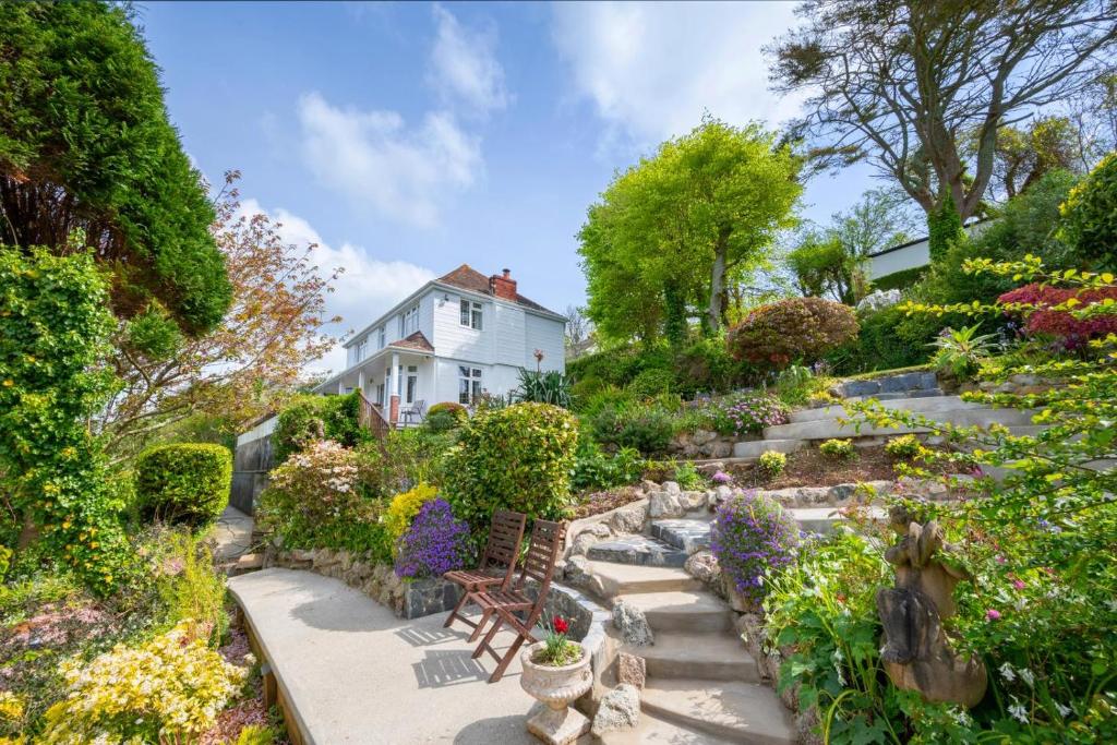 a garden in front of a white house at 4 Bed in Pentewan oc-edghil in Pentewan