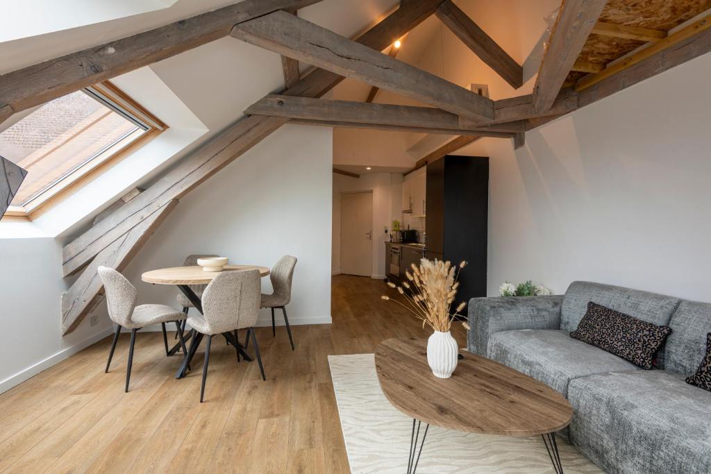 a living room with a couch and a table at Pierres, cloches et vignes in Auxerre