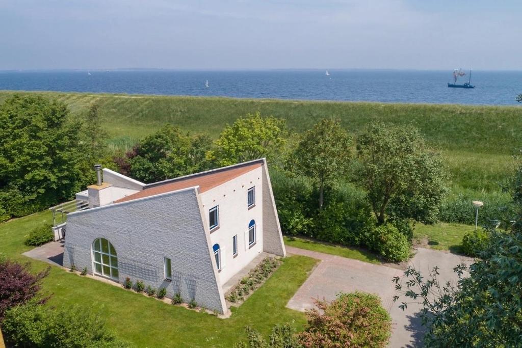 an overhead view of a house with the ocean in the background at Christoffellaan 57 in Brouwershaven