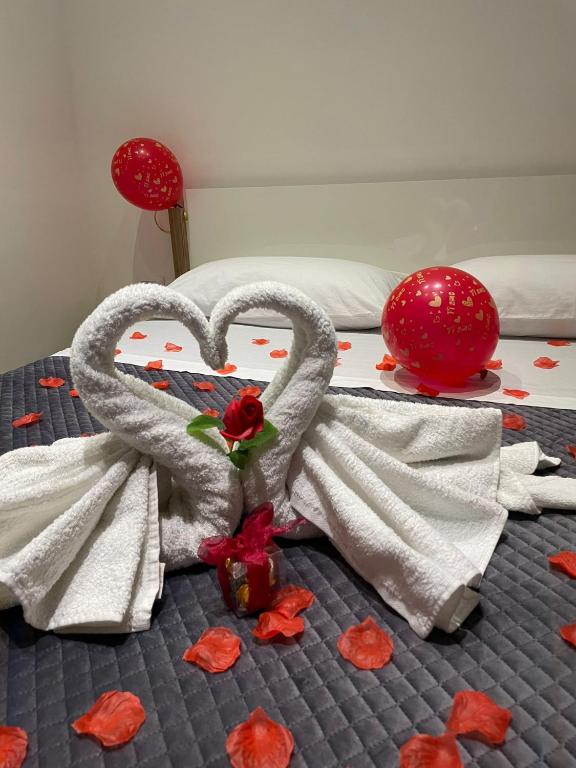 a bed with two swans made out of towels at LeRoccheRoom in Monreale