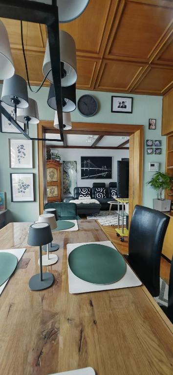 a living room with a table and chairs at Ferienhaus VILLA ZAUBERBLICK am Rennsteig Frankenwald FREISTEHEND naturnah HUNDEFREUNDLICH eingezäunt in Ludwigsstadt