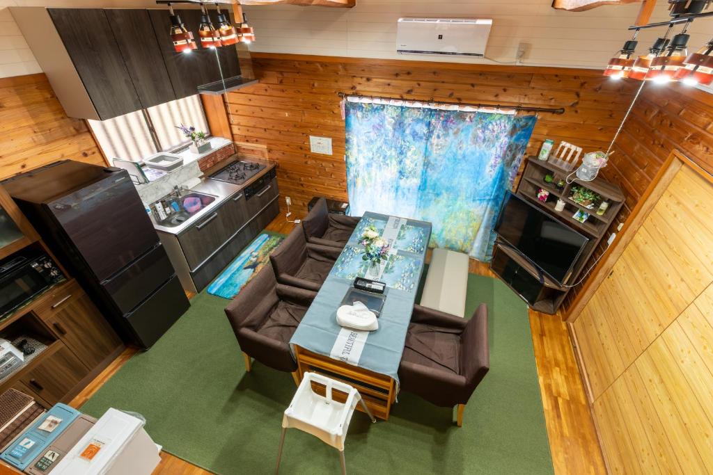 an overhead view of a kitchen and dining room with a table and chairs at Claude Monet ヴィンテージ那須ハイランドパーク車1分 一棟貸切 定員8名BBQ 無料Wifi in Nasu