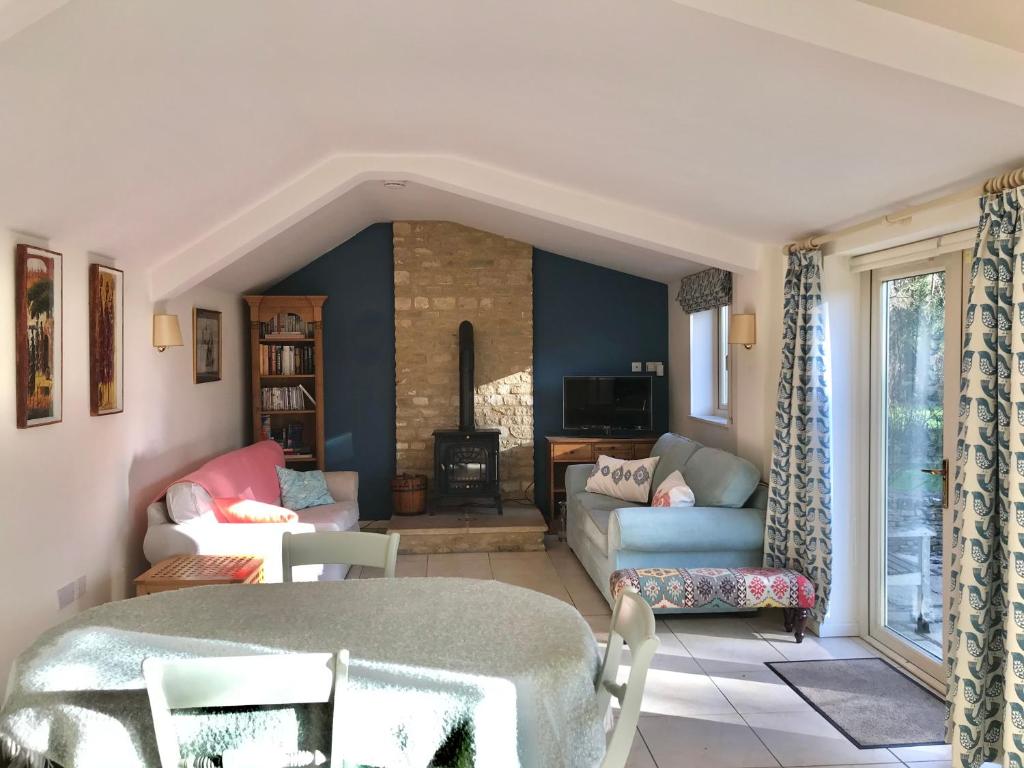 Meadow Lodge in the Cotswolds - Housity