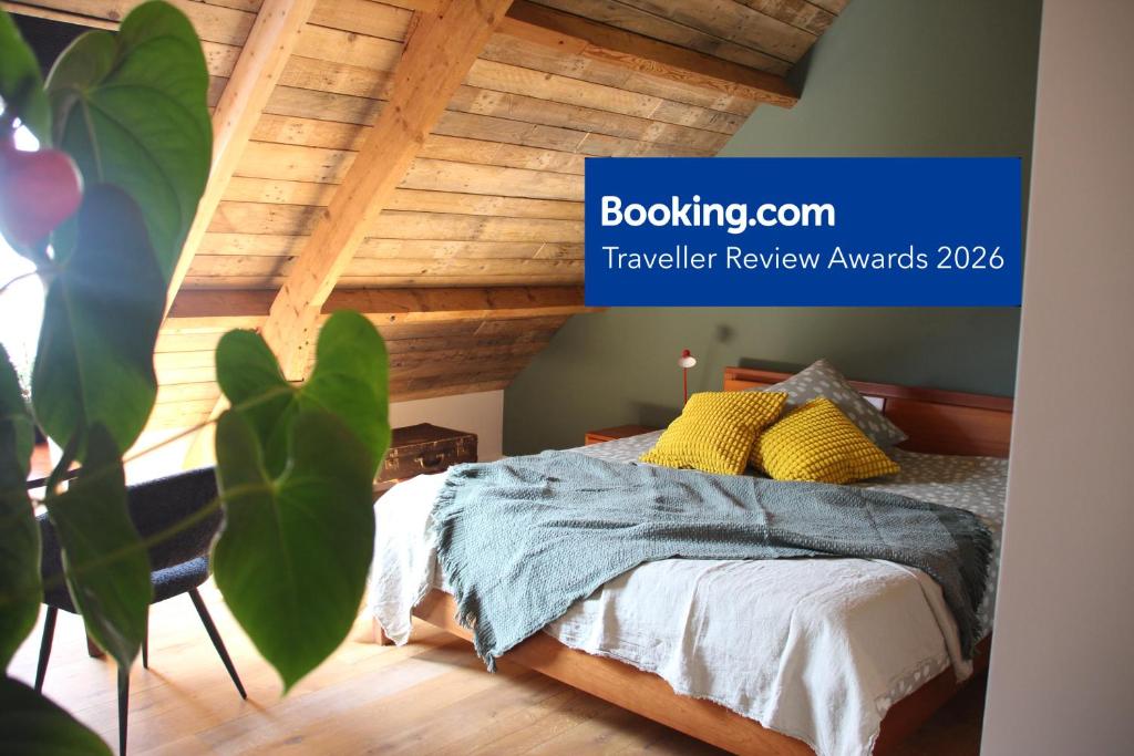 a bedroom with a bed with a wooden ceiling at B&B Even Heukelom - Kamer 4 in Afferden