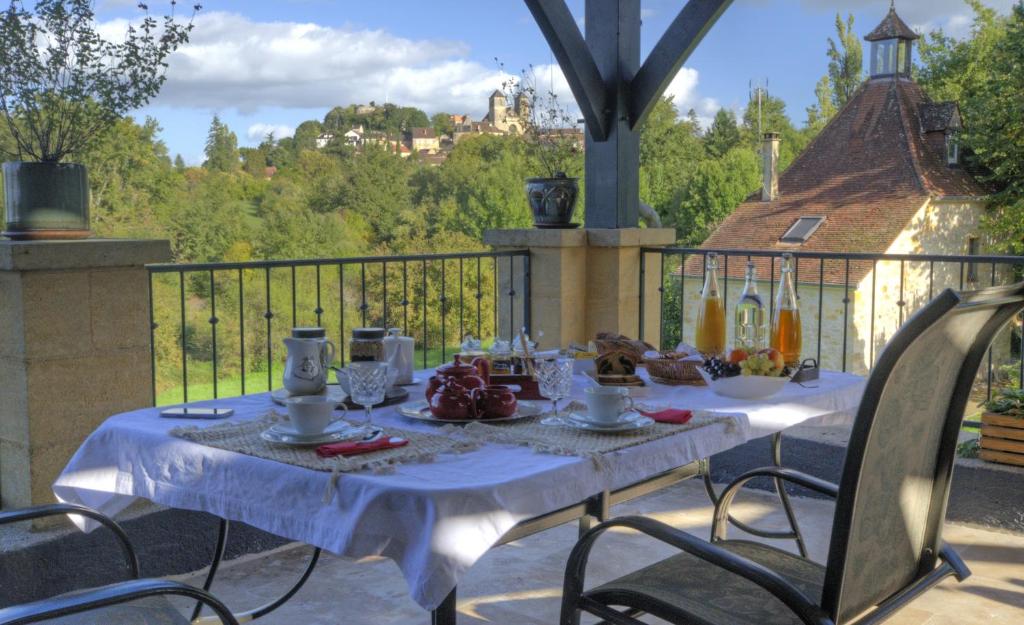 a table with food on top of a balcony at La Villa du Mont in Gourdon