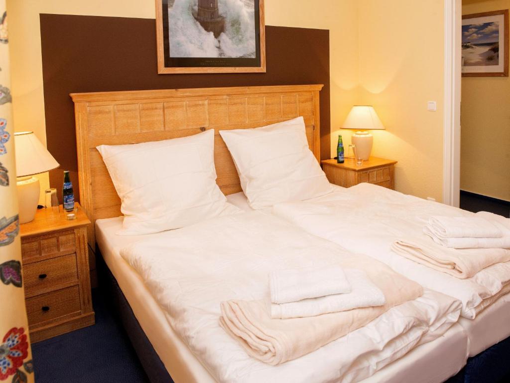 una camera da letto con un letto e asciugamani di Ferienwohnung am Großen Plöner See ad Ascheberg