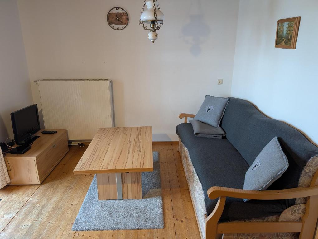 a living room with a couch and a table at Ferienwohnung Niklas in Saulgrub