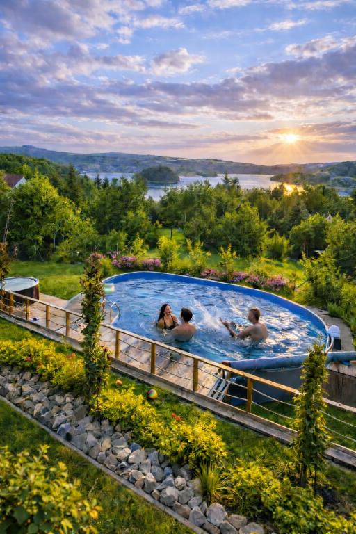 a group of people in a swimming pool at apartamentwroznowiepl in Rożnów