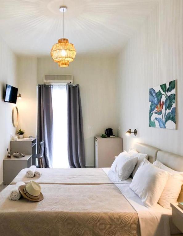 sypialnia z dużym łóżkiem i żyrandolem w obiekcie stelisia2 w Chanii