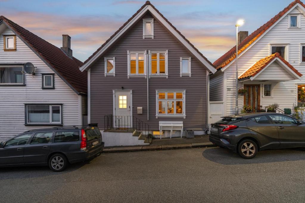 two cars parked in front of a house at Vinkelgata 20 Guesthouse in Stavanger