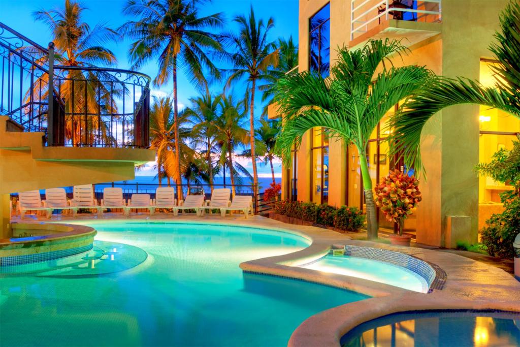 Bazén v ubytovaní Balcon del Mar Beach Front Hotel alebo v jeho blízkosti