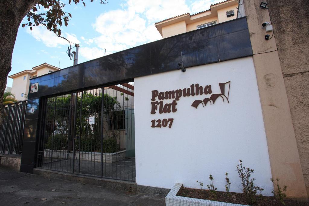 a sign on the side of a building at Pampulha Flat in Belo Horizonte