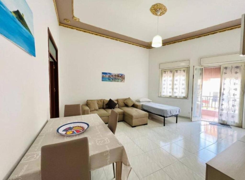 a living room with a couch and a table at Casa Kennedy in Capaci