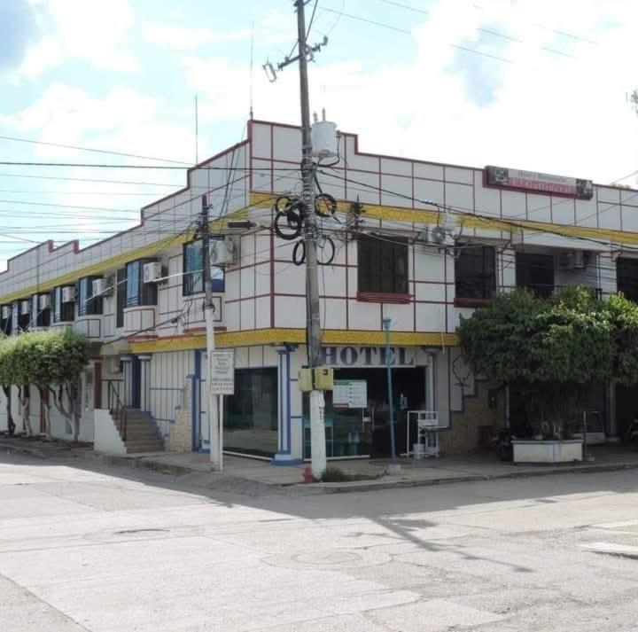 a building on the corner of a street at Hotel Gallineral in San Martín