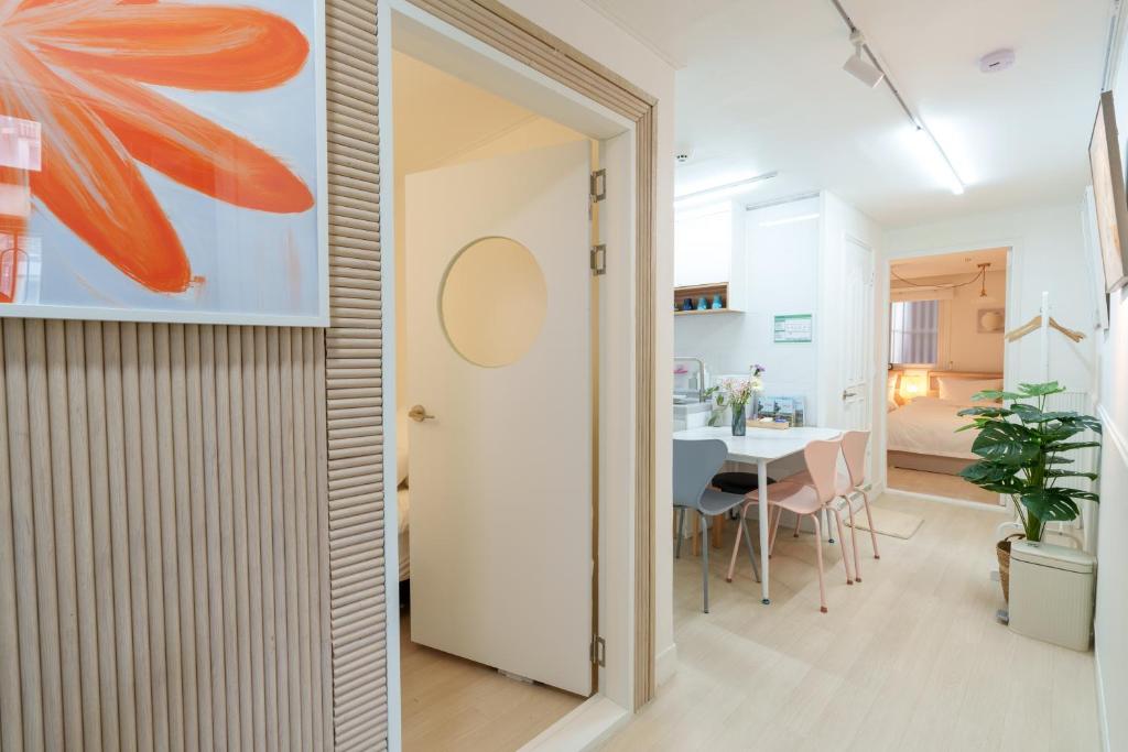 an open door leading to a dining room with a table at 포레스트101 in Seoul