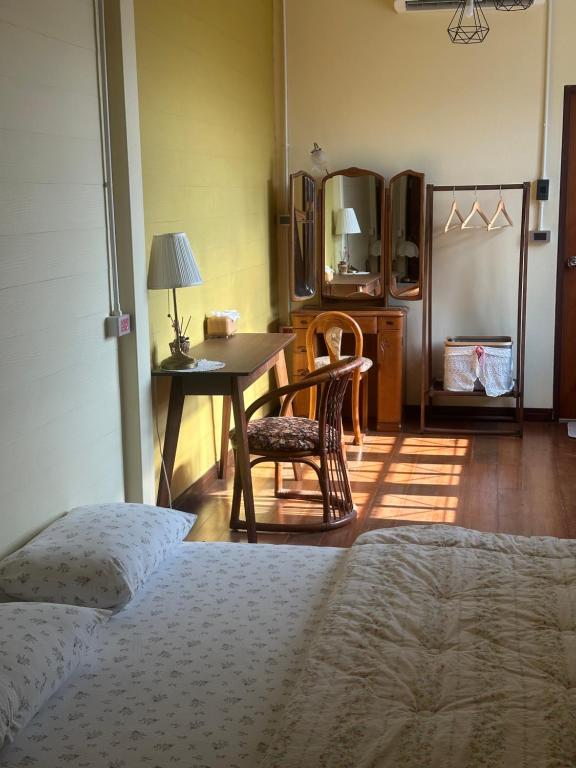 a bedroom with a desk and a table and chairs at Febb x Vintage Room in Ban Ko Takhian