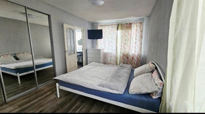 a small bedroom with a bed and a mirror at 1 комнатная квартира, левый берег, Пр Калнышевского, пр Слобожанский, 6 городская клиника in Nizhnedneprovsk