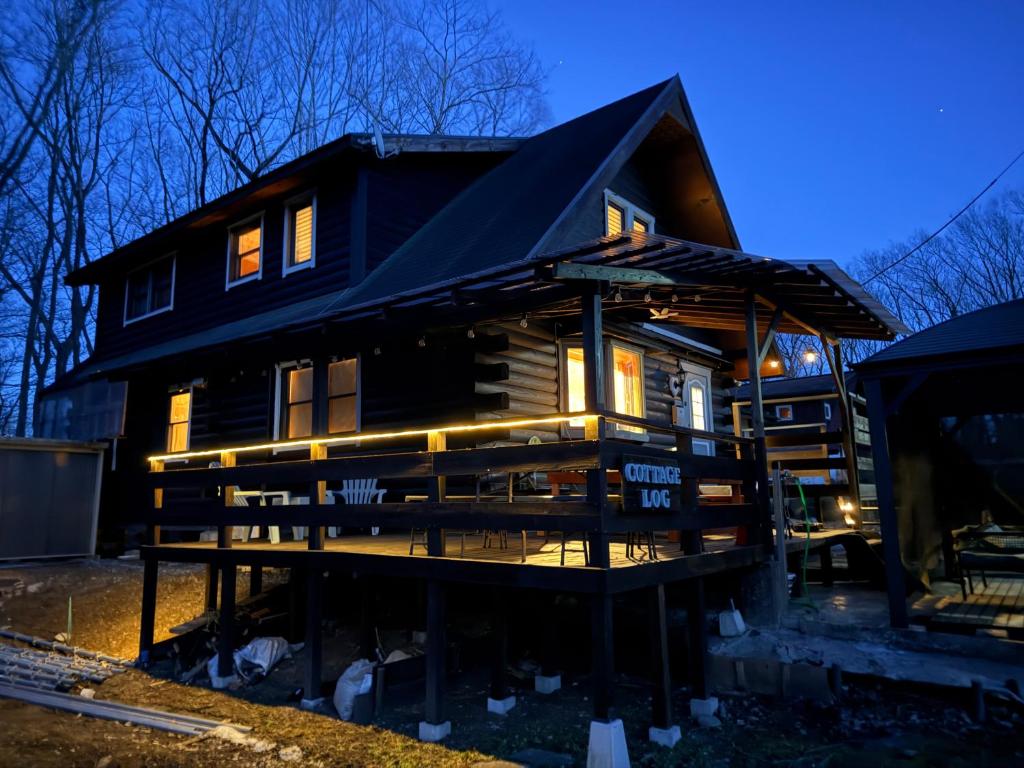 a house is being built on a platform at 森ごと貸し切る一棟貸切大型ログハウス最大16名可ペット同伴OkコテージLog in Nasu