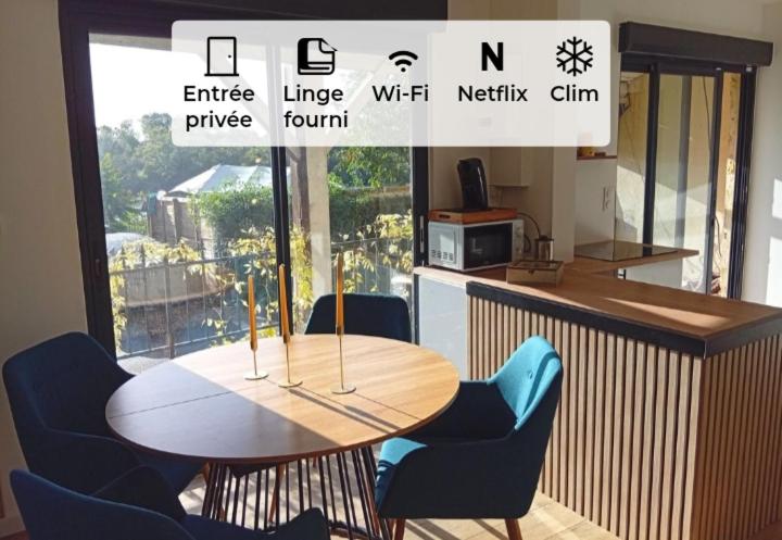 L'Escapade في Villers-sur-le-Roule: طاولة وكراسي في غرفة بها مطبخ
