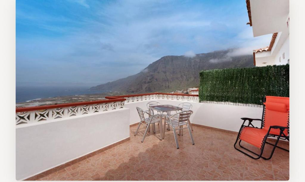 a patio with chairs and a table on a balcony at Villa Luisa Atico in Tigaday
