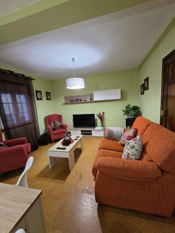 a living room with a couch and a tv at O Parrandeiro in Padrón